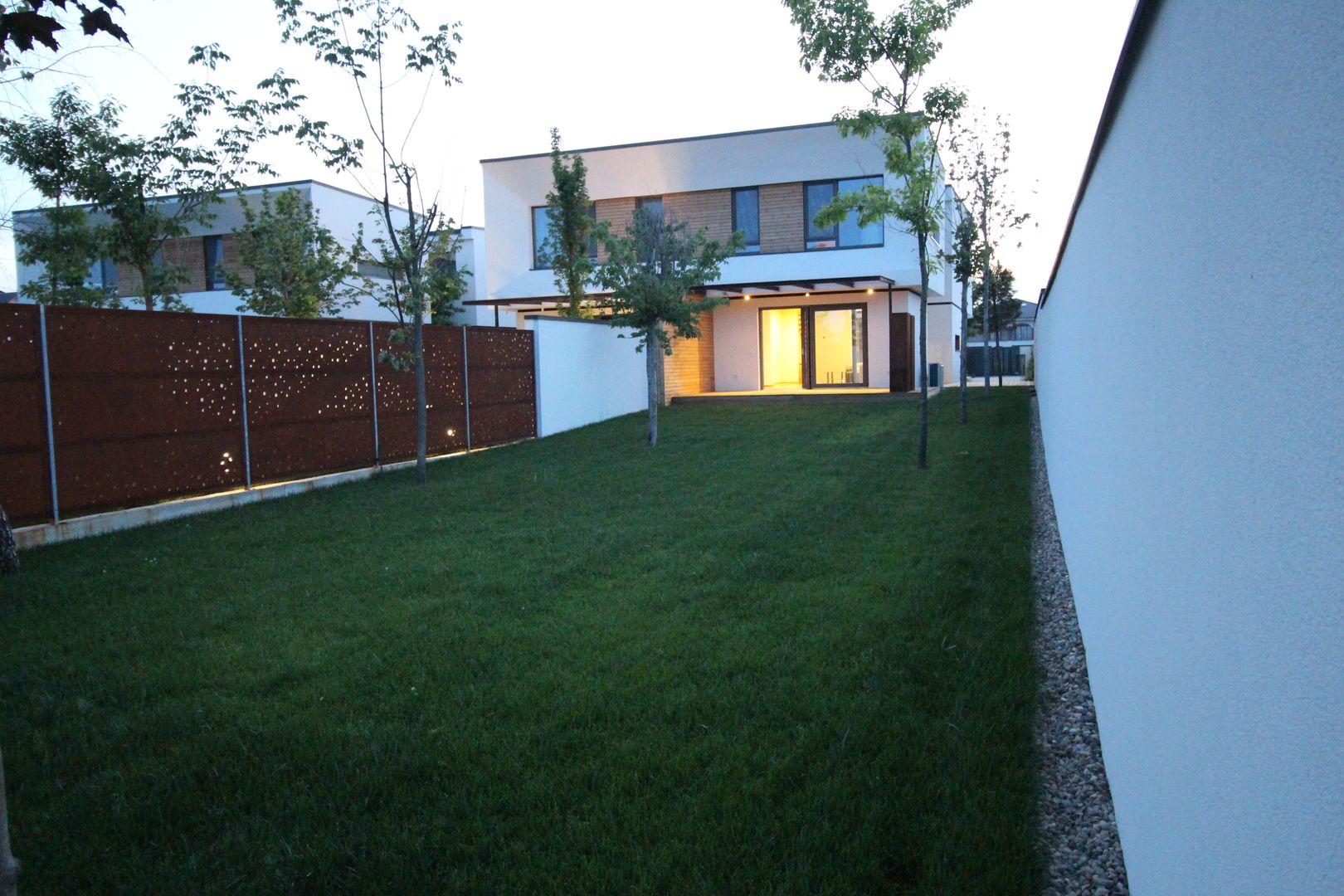 Un camin diferit , gandit pentru nevoile tale. - Poză 1