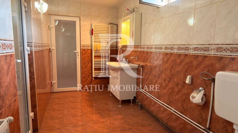 Casă cu spațiu comercial | Curte | Garaj | Parcare | Nojorid - Poză 17