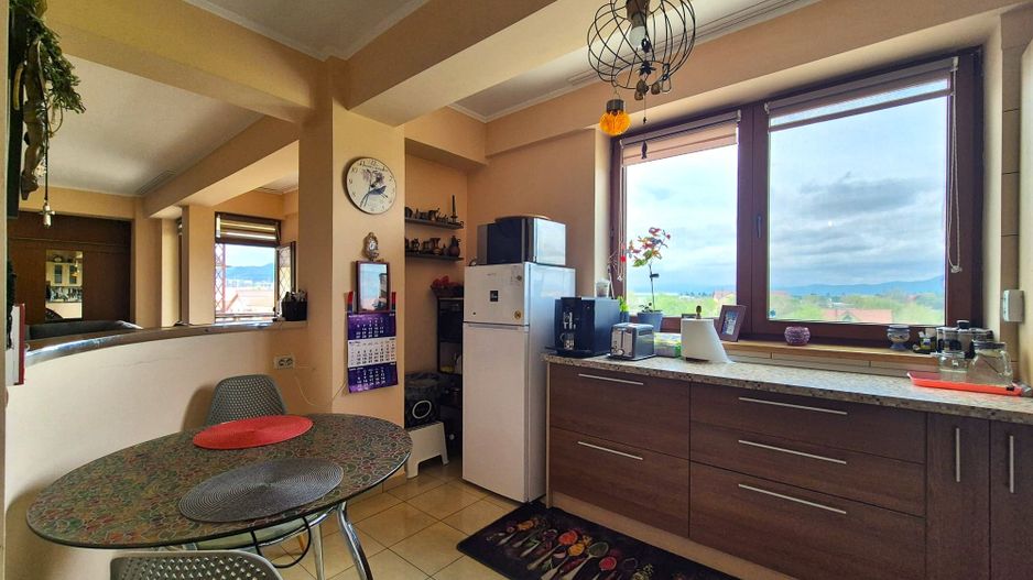 Tractoru, zonă liniștită de case, apartament spațios 3 camere cu garaj - Poză 7