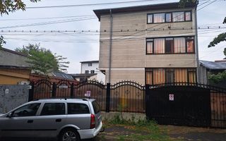 Vând casă cu demisol , parter + 2 etaje și teren în sector 4 - Poză 1