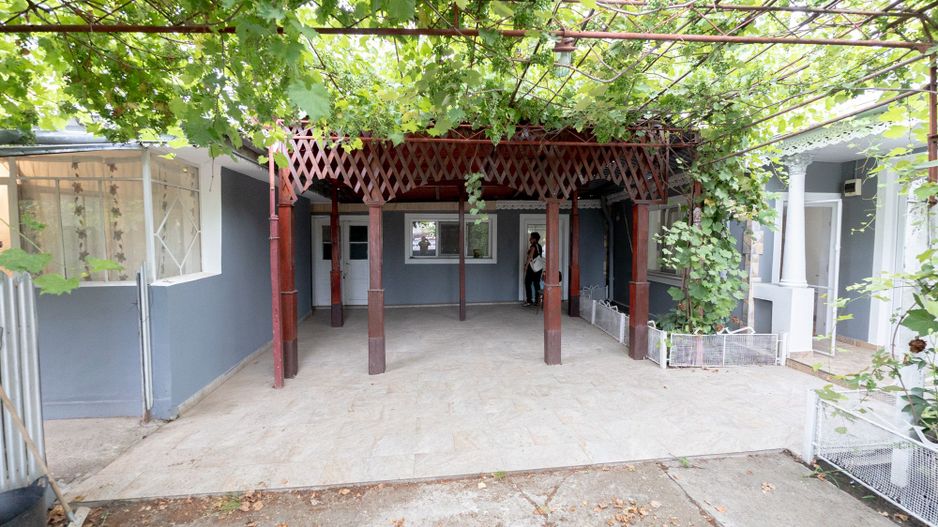 Casă cu 5 camere, complet renovată cu teren 920 mp în Tecuci - Poză 5