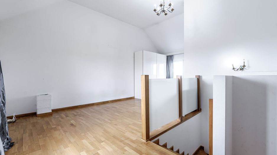 Casa spatioasa de vanzare în Bujac , 3 bai, 5 camere, super pret! - Poză 9