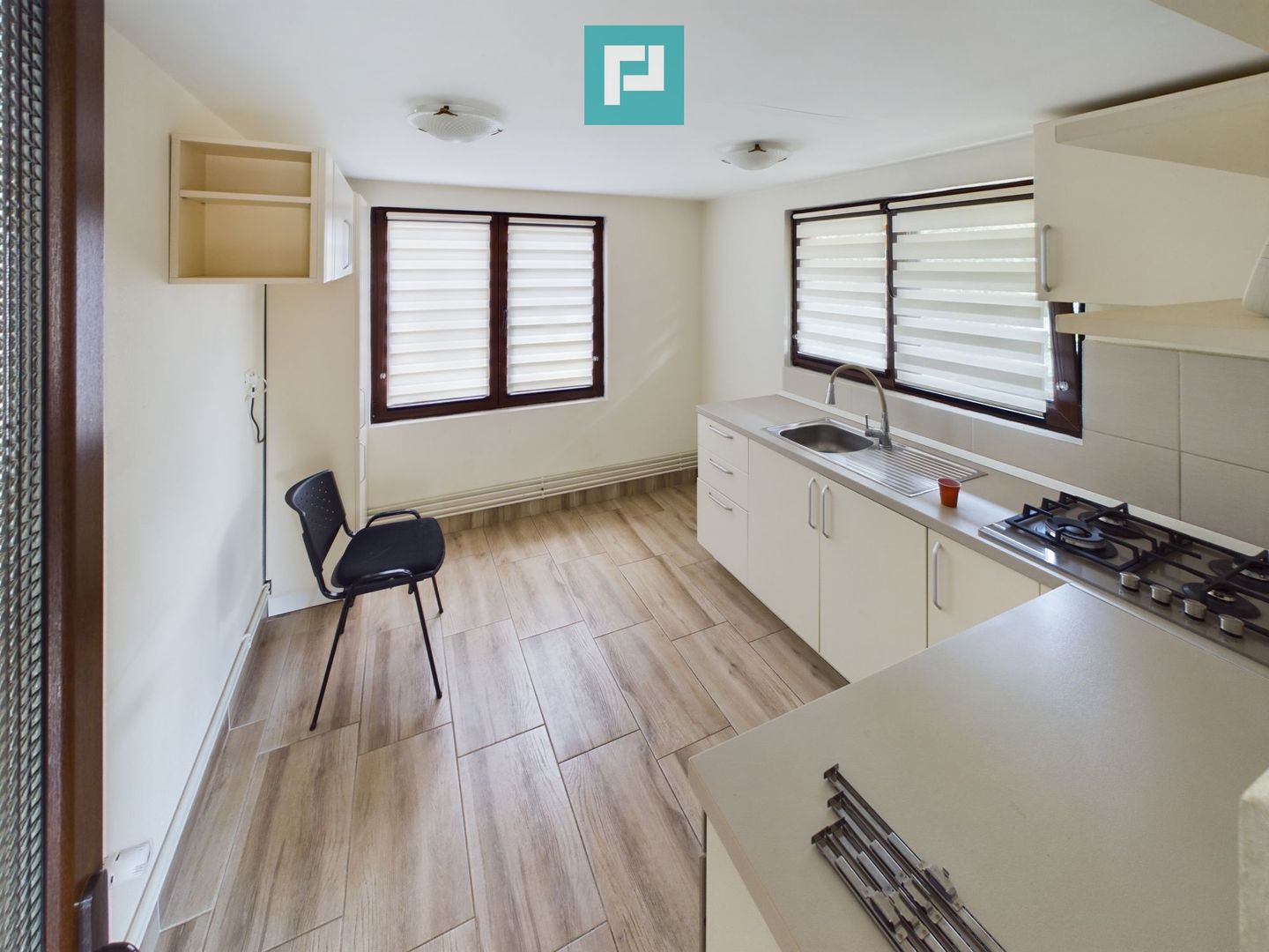 Casă cu 7 camere și 2 băi in Grădiște - Poză 18