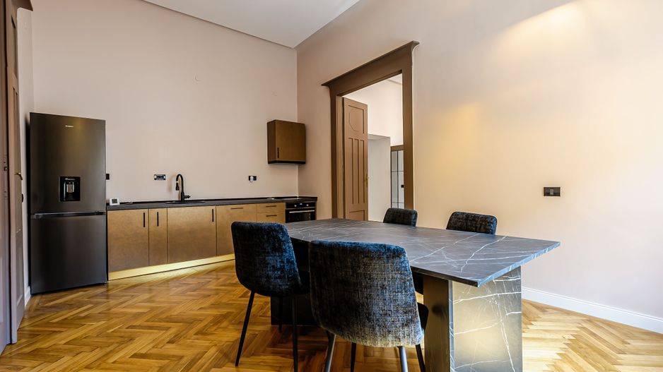 Apartament ULTRACENTRAL cu 3 camere, la cheie, renovat recent - Poză 4