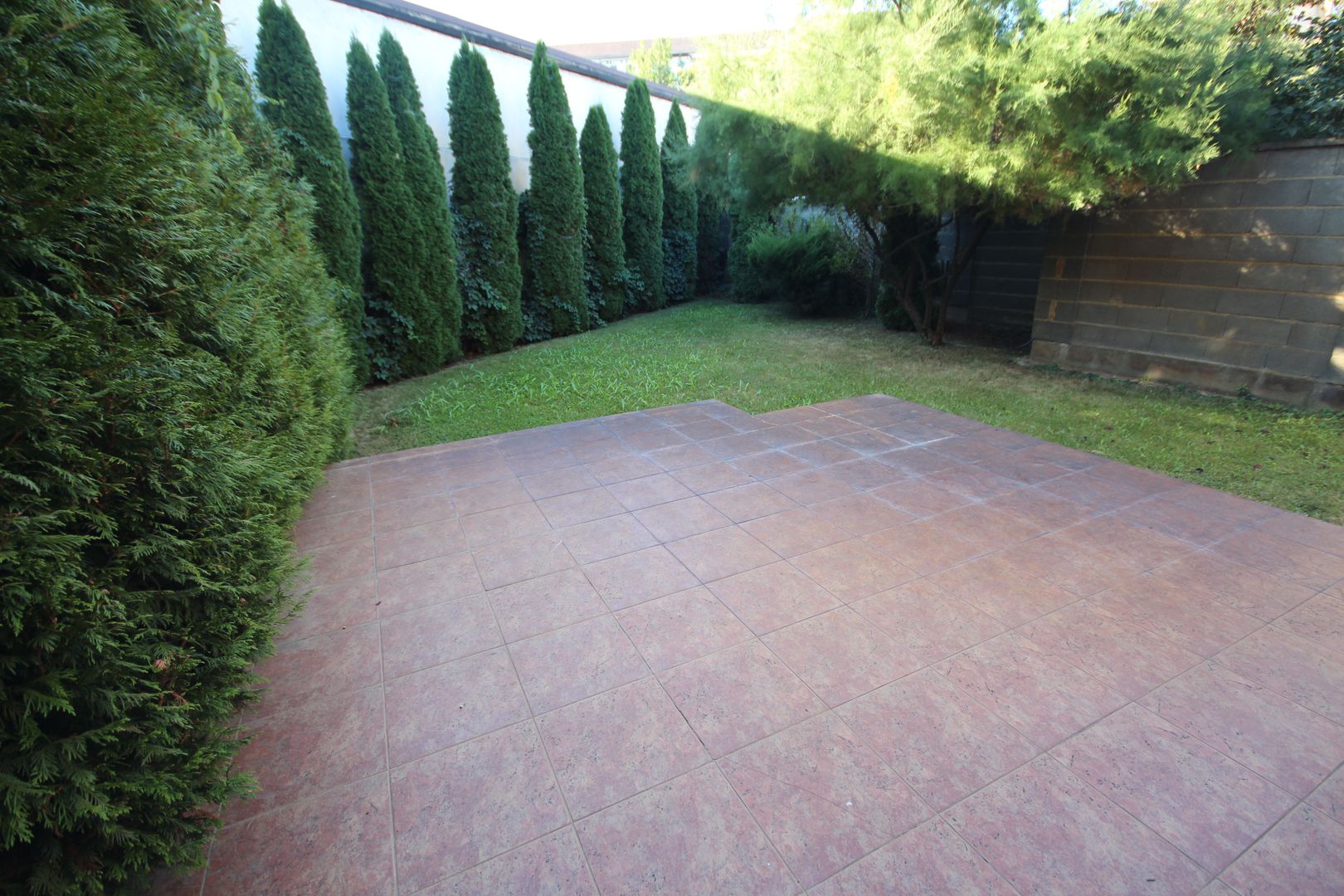 Vila spatioasa ideala pentru diferite activitati sau ptr.locuit -NEMOBILATA - Poză 1