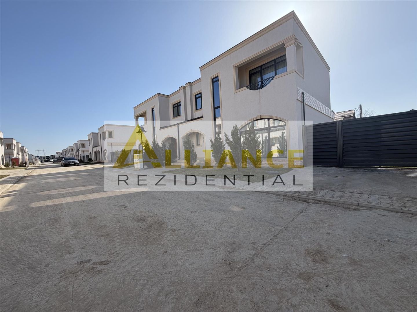 Vila moderna cu arhitectura deosebita gata sa devina acasa - Poză 2
