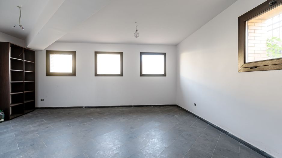 Clădire comercială în zona Grădiște. - Poză 5