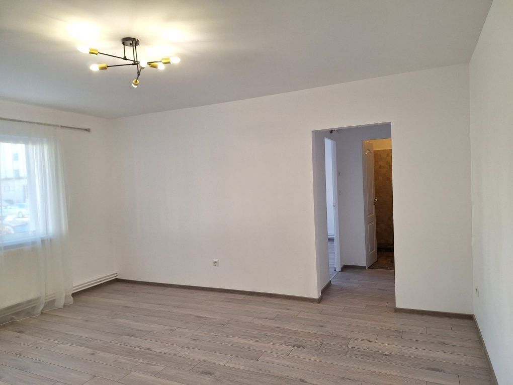 Vând apartament în micro 16 - Poză 2