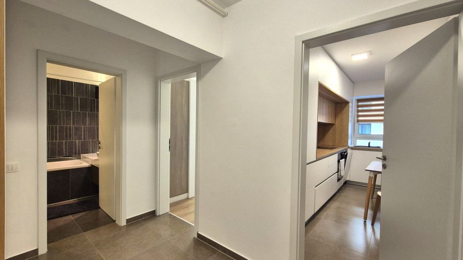 Zona Coresi, str. 13 Decembrie, apartament spațios, bloc nou, loc parcare - Poză 13