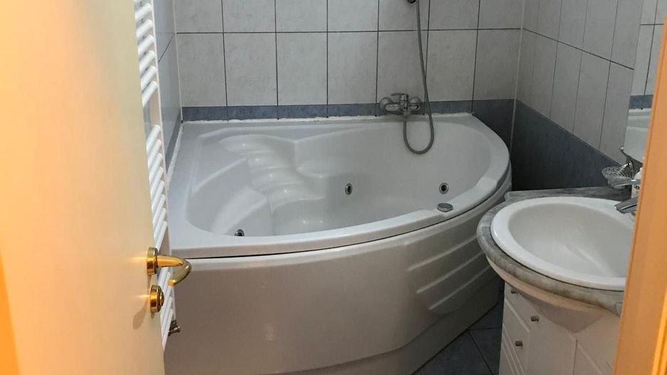 Apartament spatios cu o pozitie ideala - Poză 10