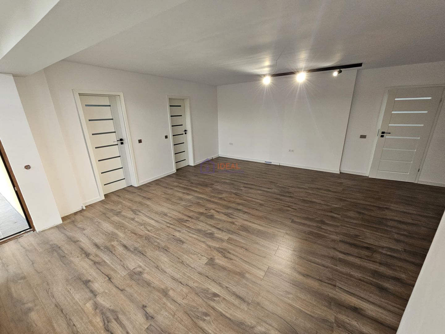 Apartament cu 3 camere si terasa, LA CHEIE 112 mp utili, zona Turnisor - Poză 4
