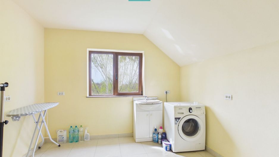 Casă spațioasă în Sântana - Poză 11