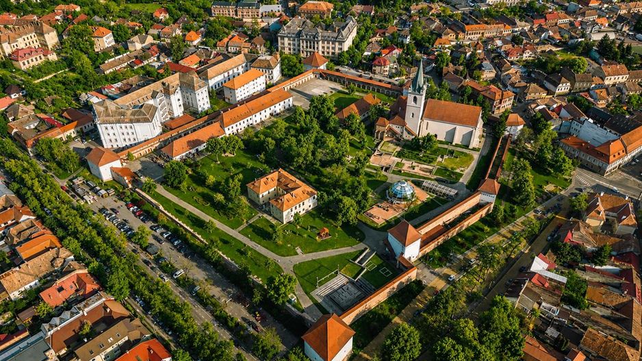 Casa cu doua cai de acces, 5 camere, 4 bai, garaj, langa Cetatea Medievala Targu - Poză 3