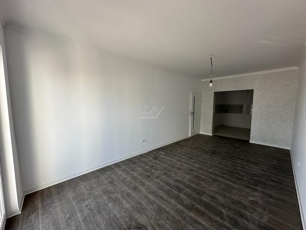 Asfalt. Etaj 1. Balcon mare. - Poză 2