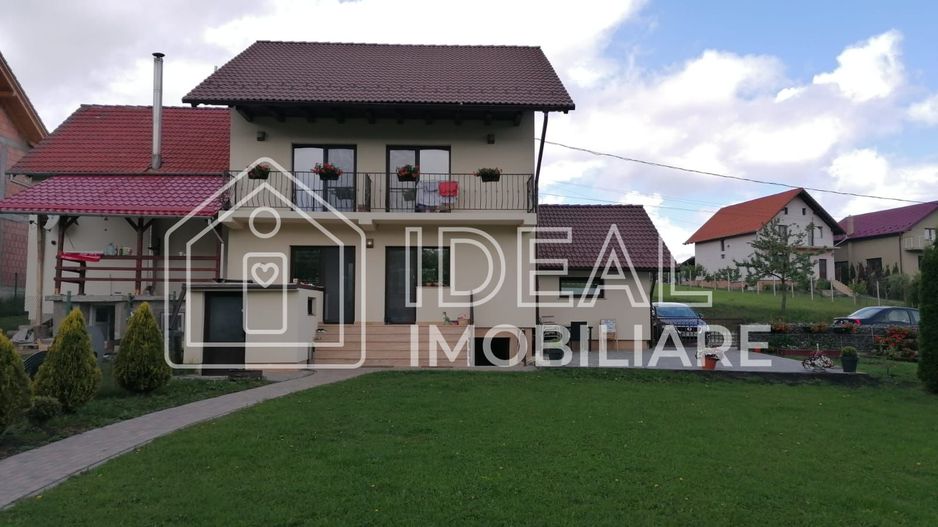 Casa moderna cu 4 camere, La  CHEIE in Poplaca - Poză 2