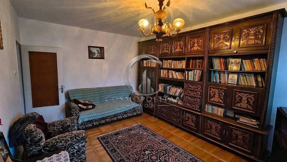 Apartament cu 3 camere ~ zona Pod/Rm. Sarat ~ etaj 2din4 - Poză 1