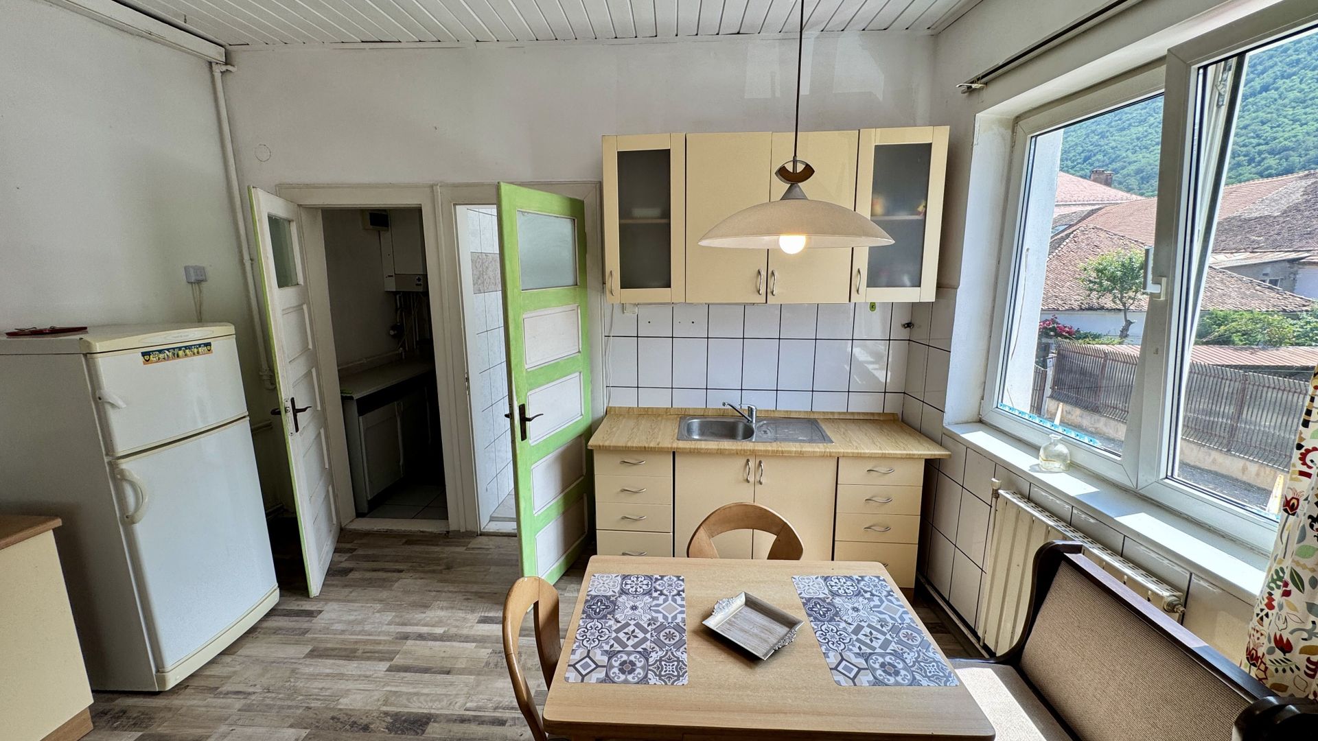 Casă în centrul istoric al Brașovului – 2 intrări, curte comună - Poză 7