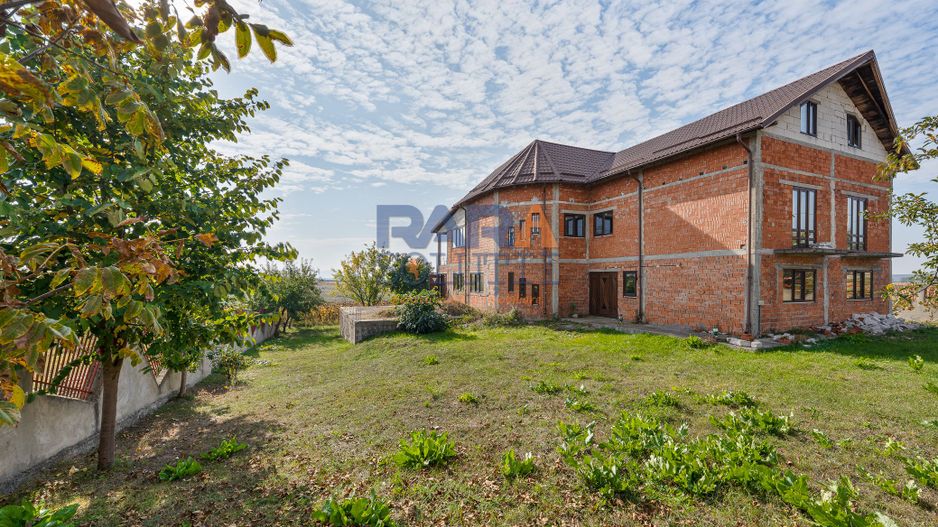 Casă P+1E, 402 mp, teren 3.600 mp, 17 km de Roman - PREȚ LA OFERTĂ! - Poză 1