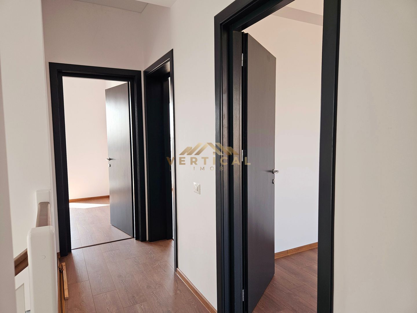 De vanzare vila 4 camere - cartier Mega Parc Residence -comuna Berceni - Poză 14