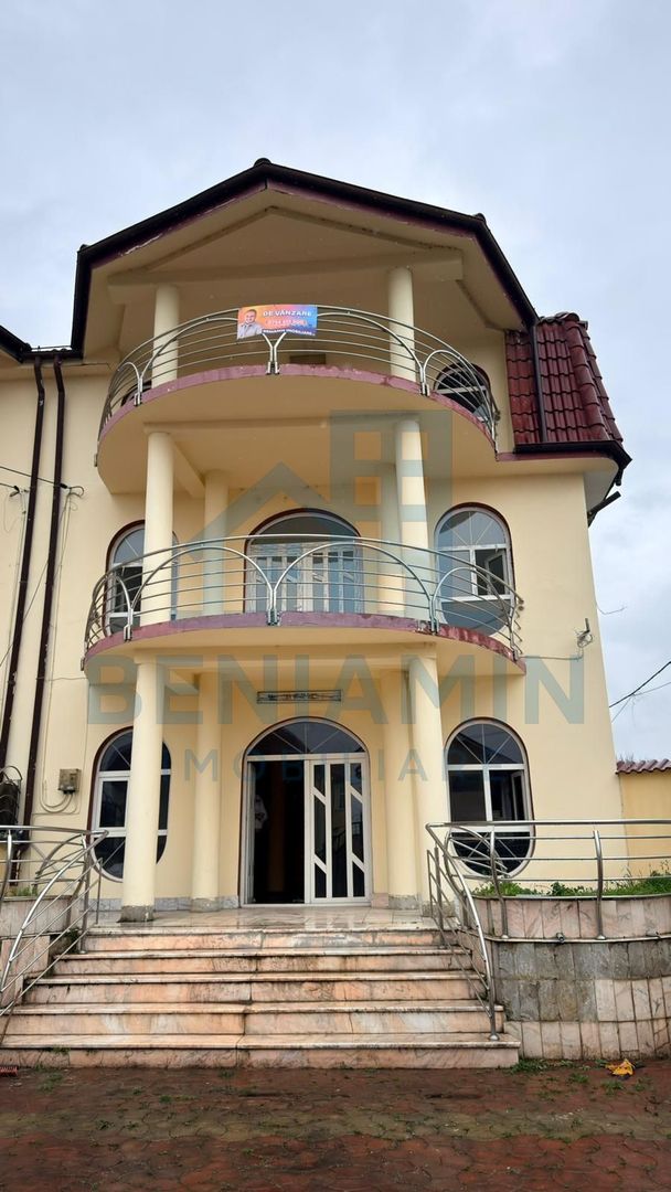 Vila P+2 Alexandru Cel Bun cu doua etaje si curte proprie - Poză 1