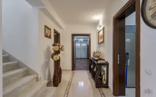 Vilă renovată P+1+M  | Foișor vitrat, grădină și jacuzzi - Poză 41