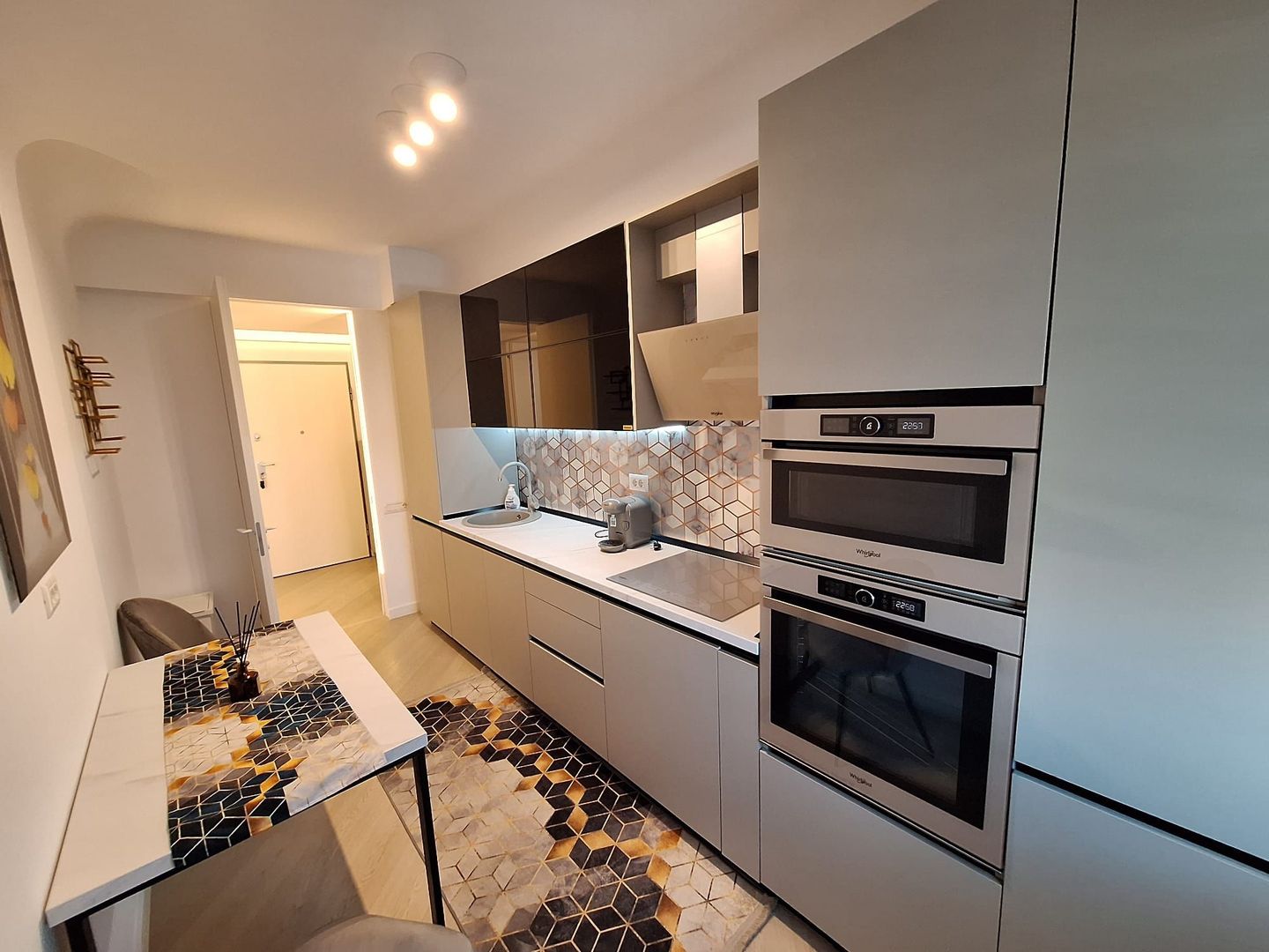 2 CAMERE - DECOMANDAT - ULTRA FINISAT - MOBILAT UTILAT COMPLET - Poză 3