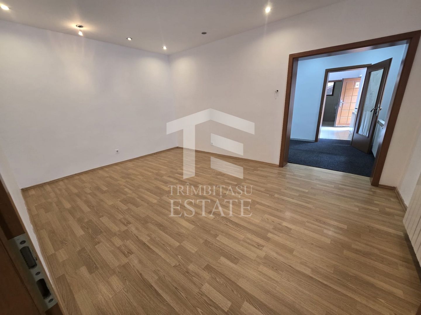 CENTRU- Casa ideala pentru birouri | studio | cabinet | gaz | curte - Poză 9