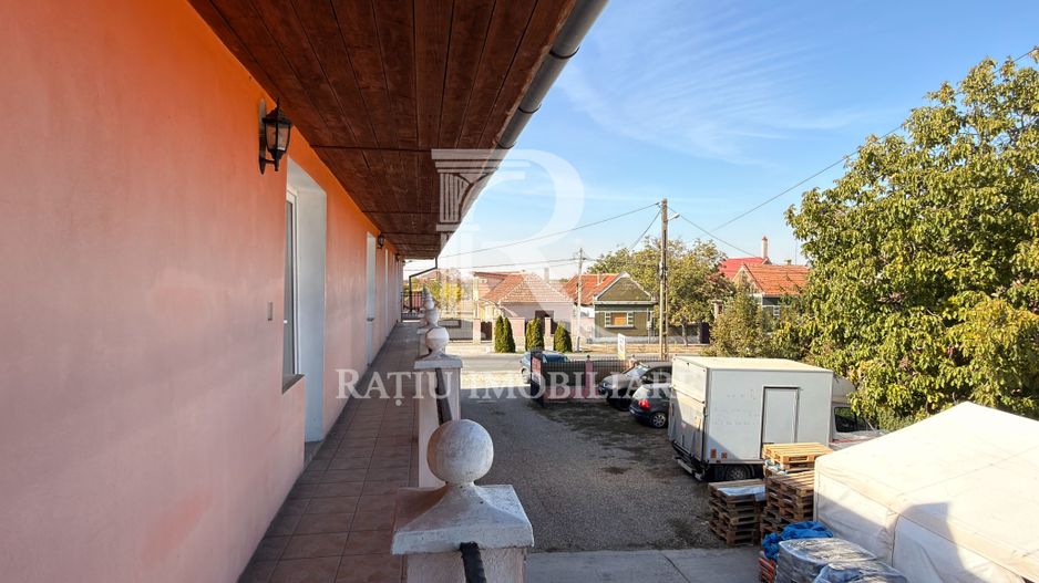 Casă cu spațiu comercial | Curte | Garaj | Parcare | Nojorid - Poză 4
