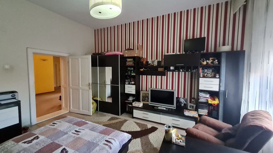 Vila generoasa,destinatii multiple - Poză 1