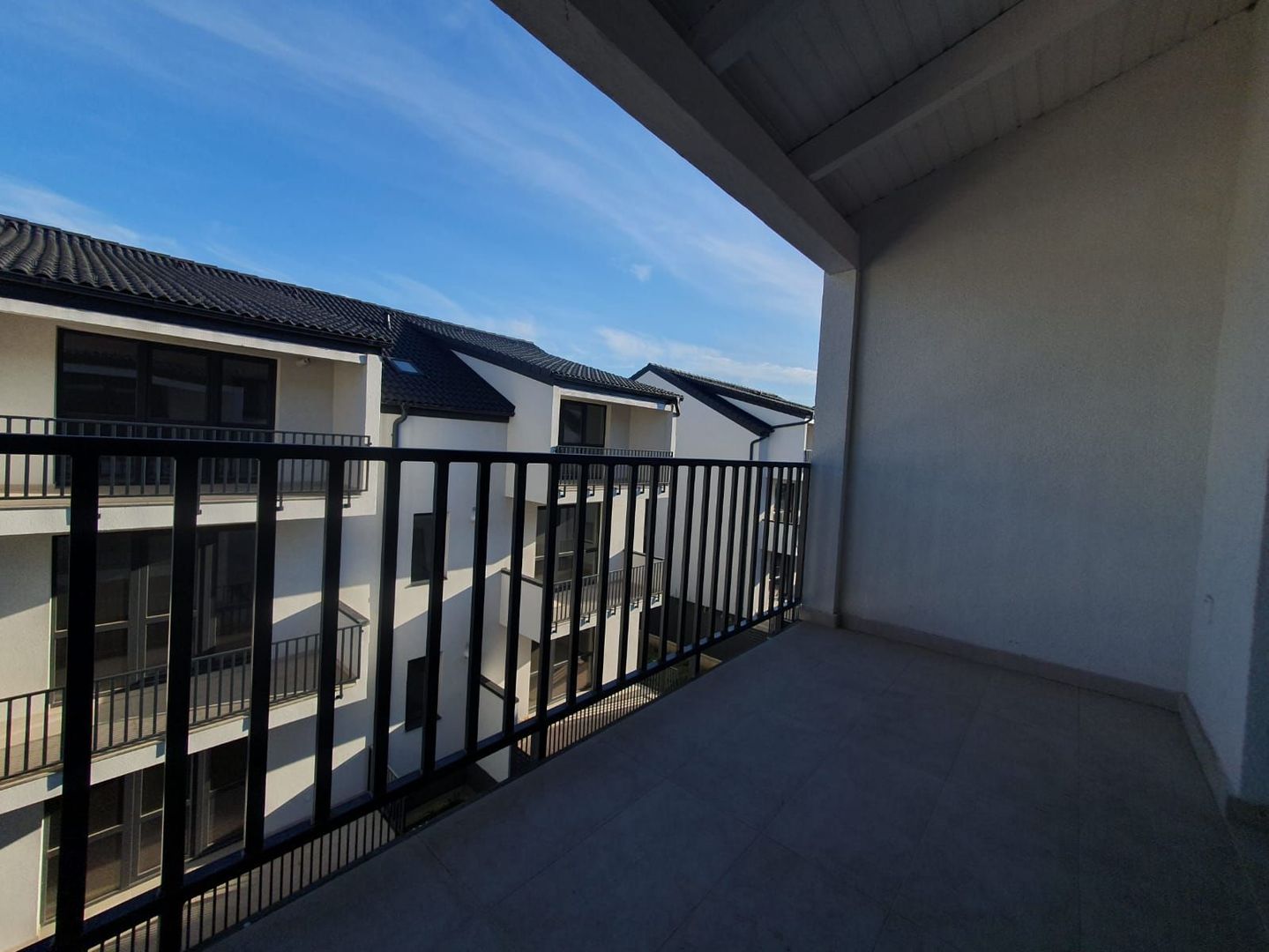 Locuință modernă, 2 camere decomandate, bloc tip vilă, Sânpetru - Poză 17