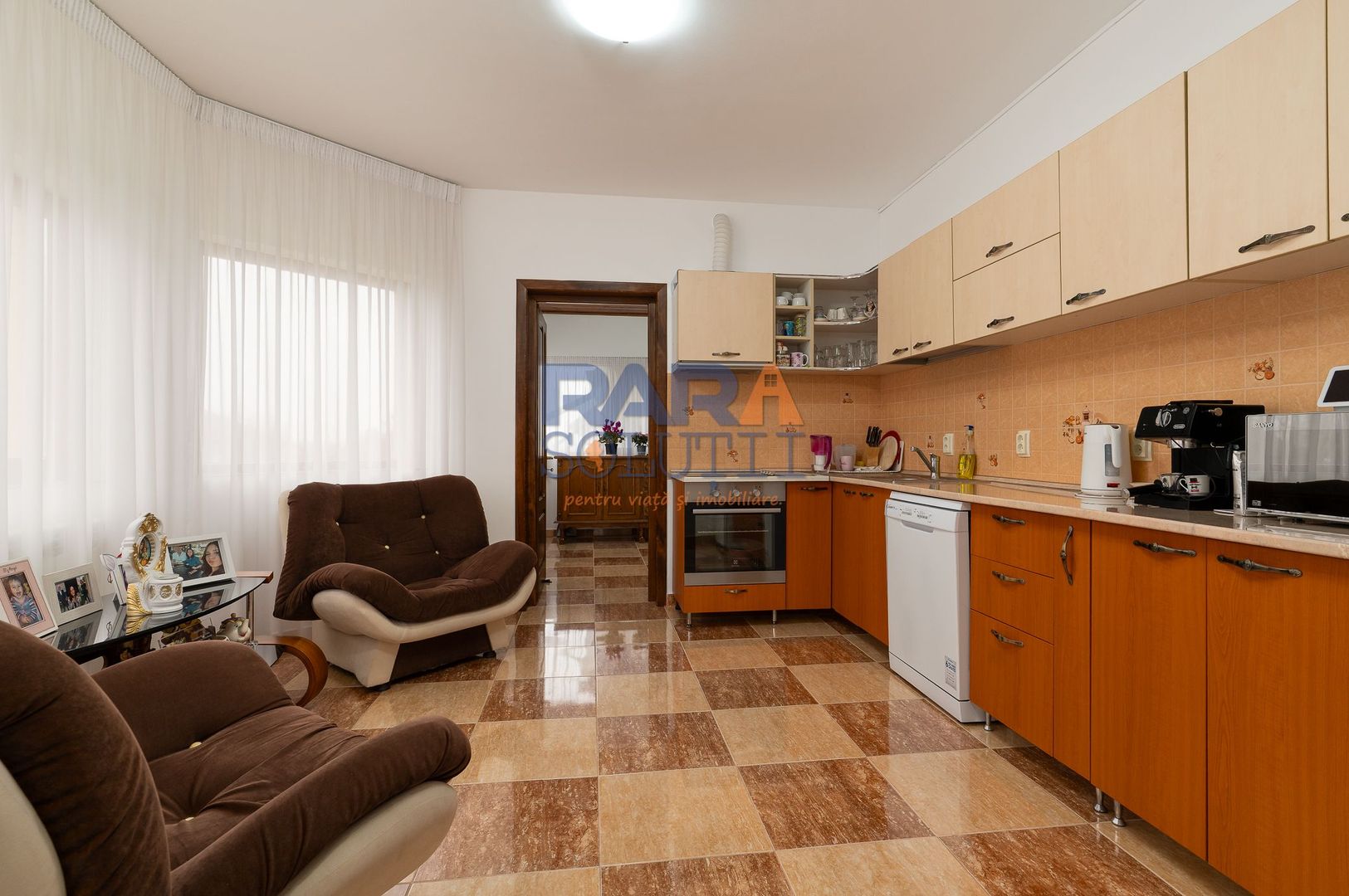 Casă 2013, teren 1366 mp, zonă centrală - Poză 8