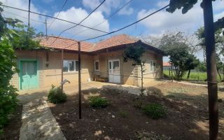 Vând casa cu 5camere în sat cîrja vaslui, teren 1900mp, apa trasa,curent, casa trebuie renovată, - Poză 2