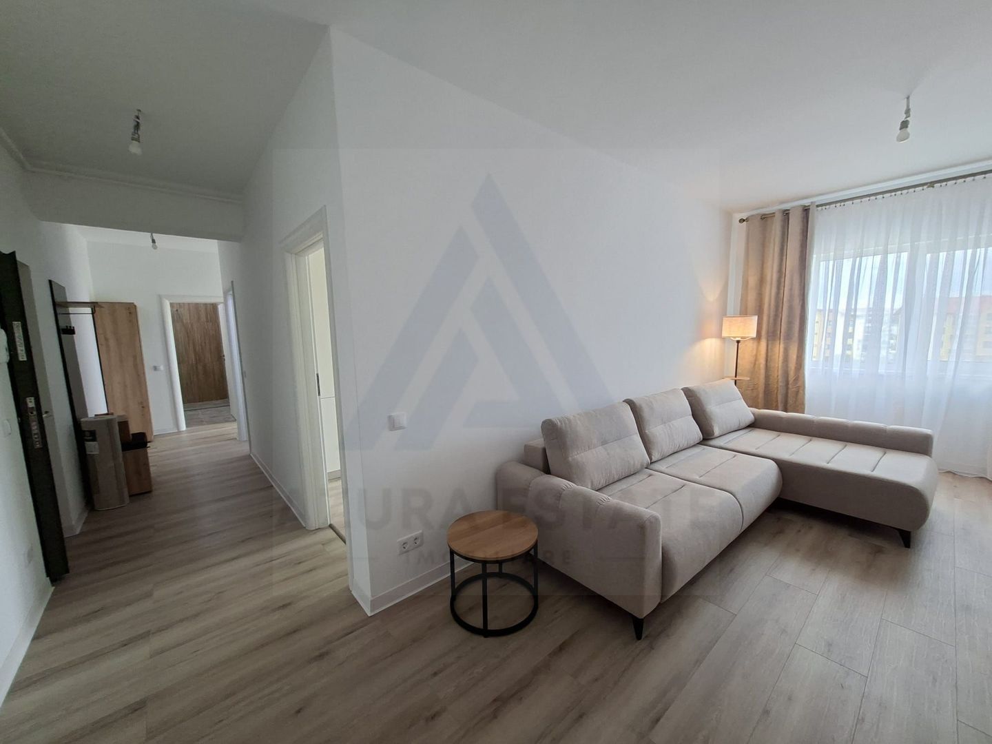 Apartament lux prima inchiriere 3 camere 76mp utili si boxa Selimbar - Poză 2
