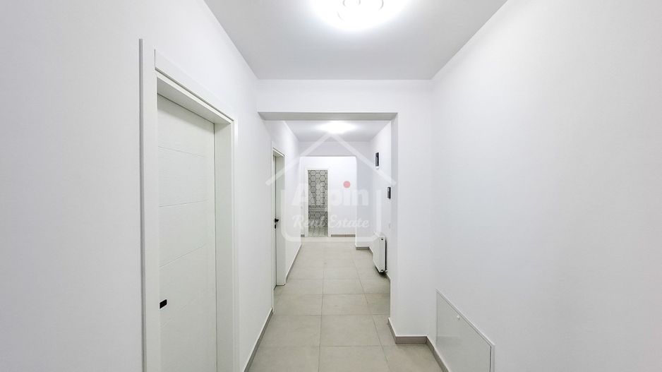 Suprafata Generoasa Finalizat I Tractorul Coresi - Poză 17