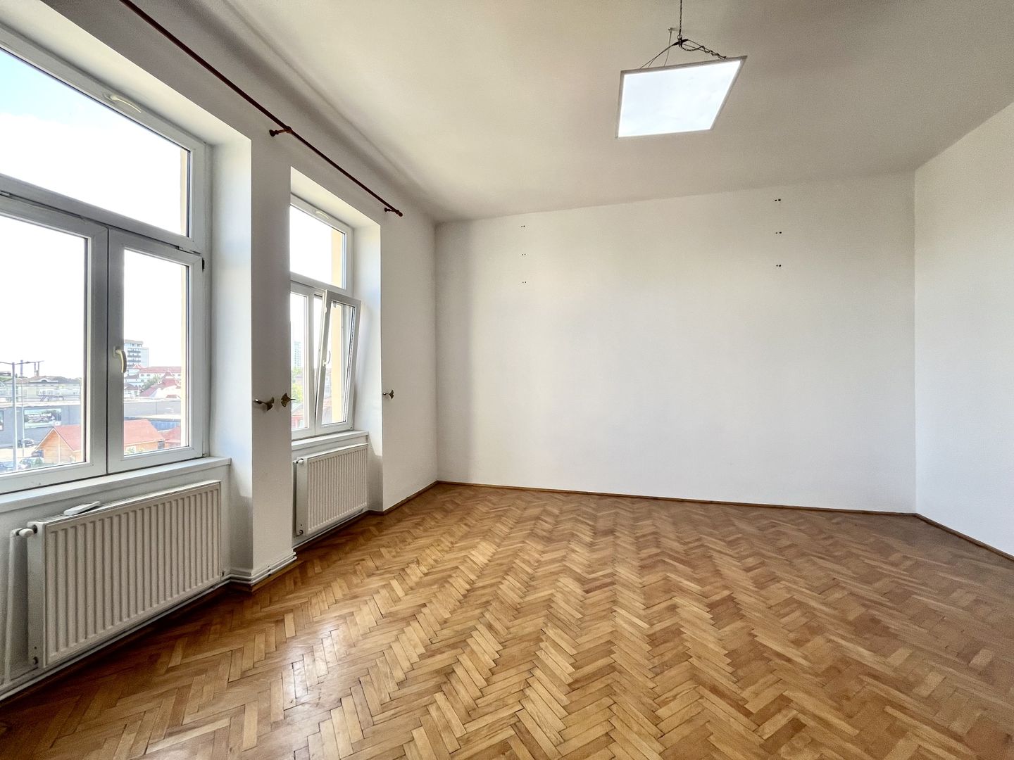 Un apartament spațios cu  2 camere, in , zona Centrala - Take Ionescu - Poză 4