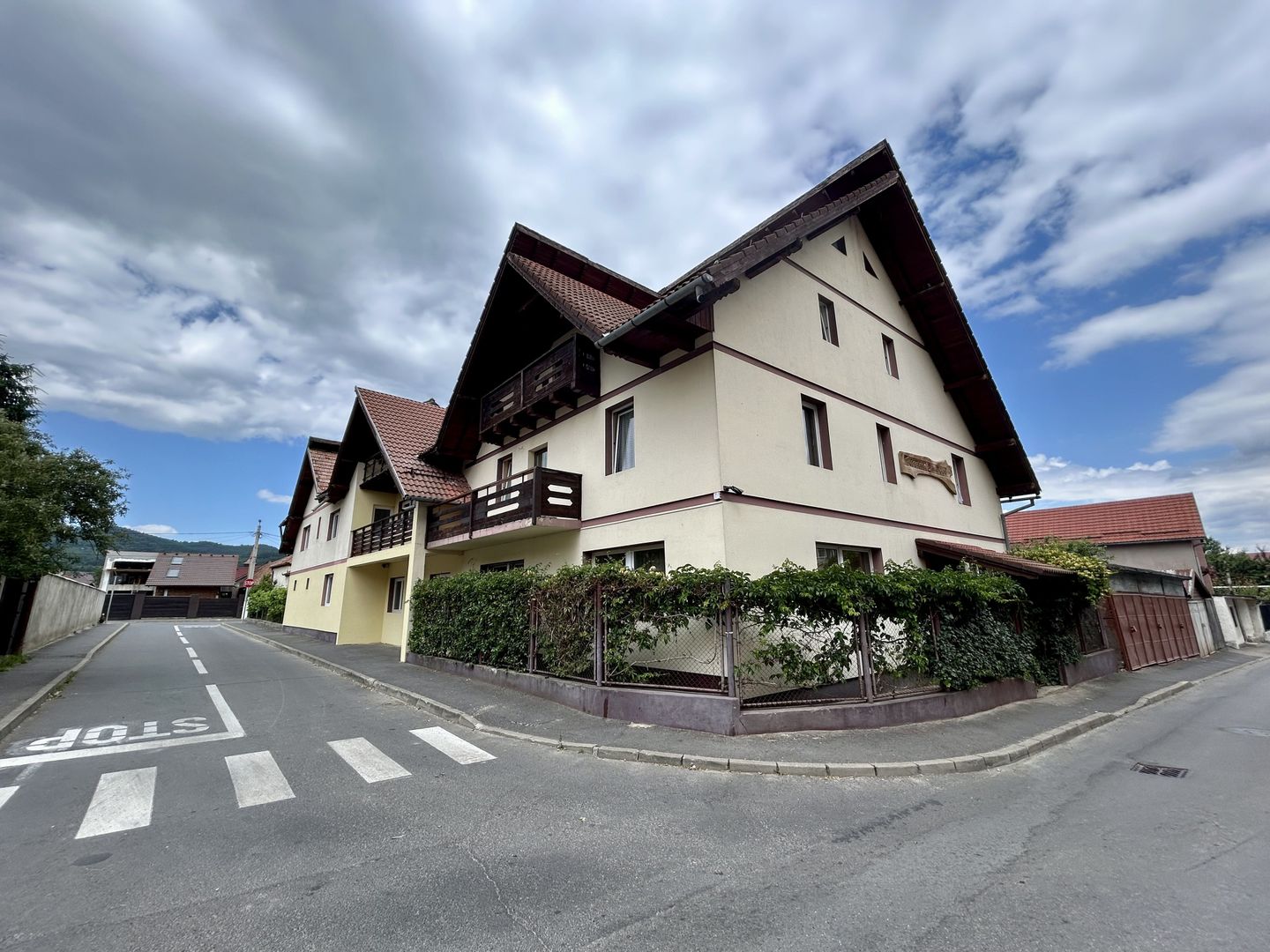 Pensiune cu potențial deosebit, vedere spectaculoasă spre Piatra Craiului - Poză 1