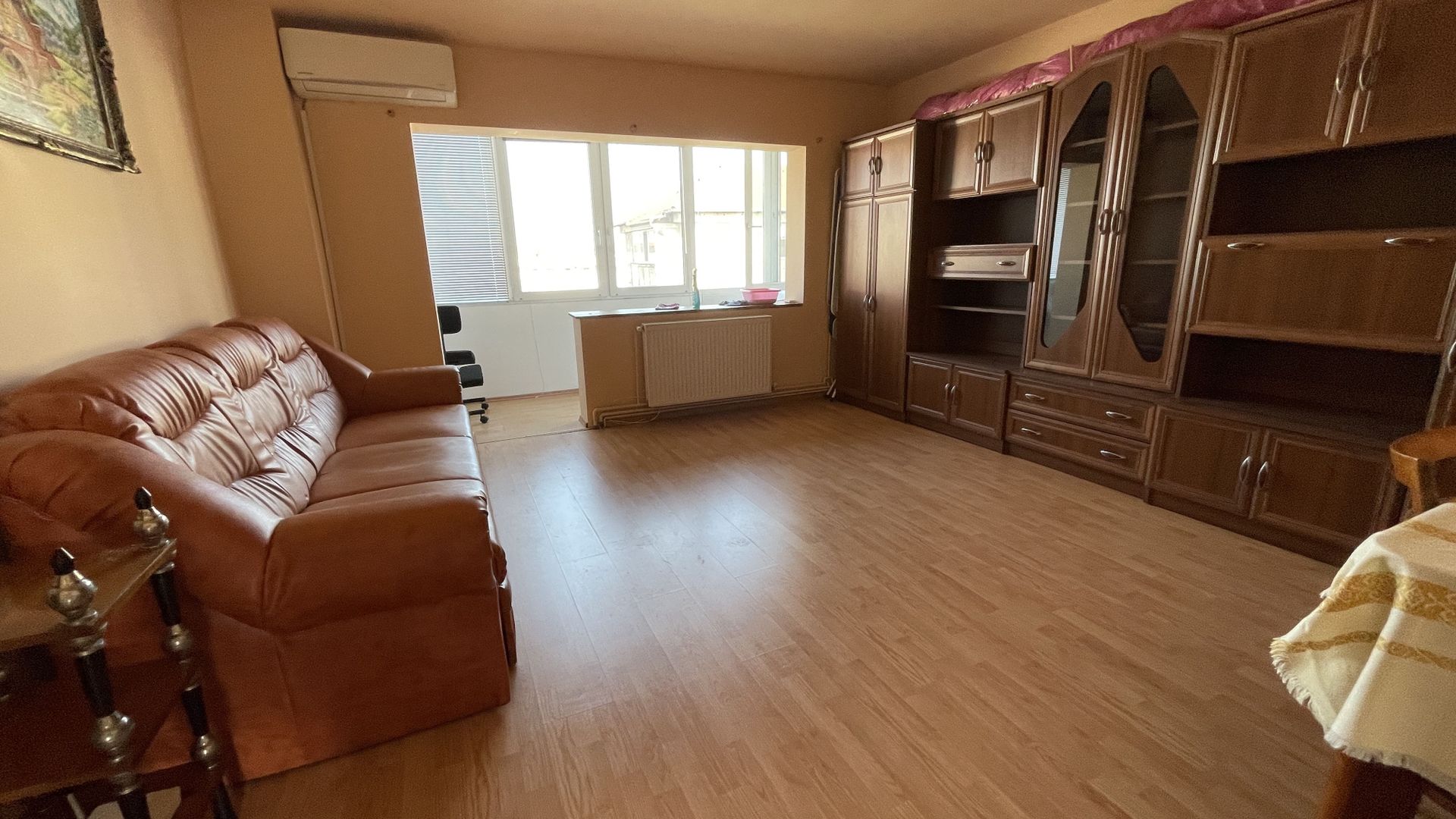 Apartament spațios cu două camere, etajul 4 cu acoperiș. - Poză 4