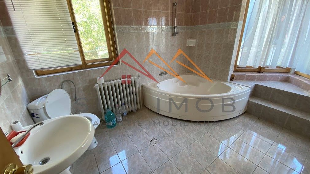 Vila de vanzare, teren 3100 mp, 7 camere, 6 grupuri sanitare, 3 CT, an 1997 - Poză 20