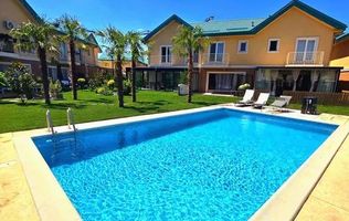 Vila tip M de vanzare in Cosmopolis, curte, piscina si parcari