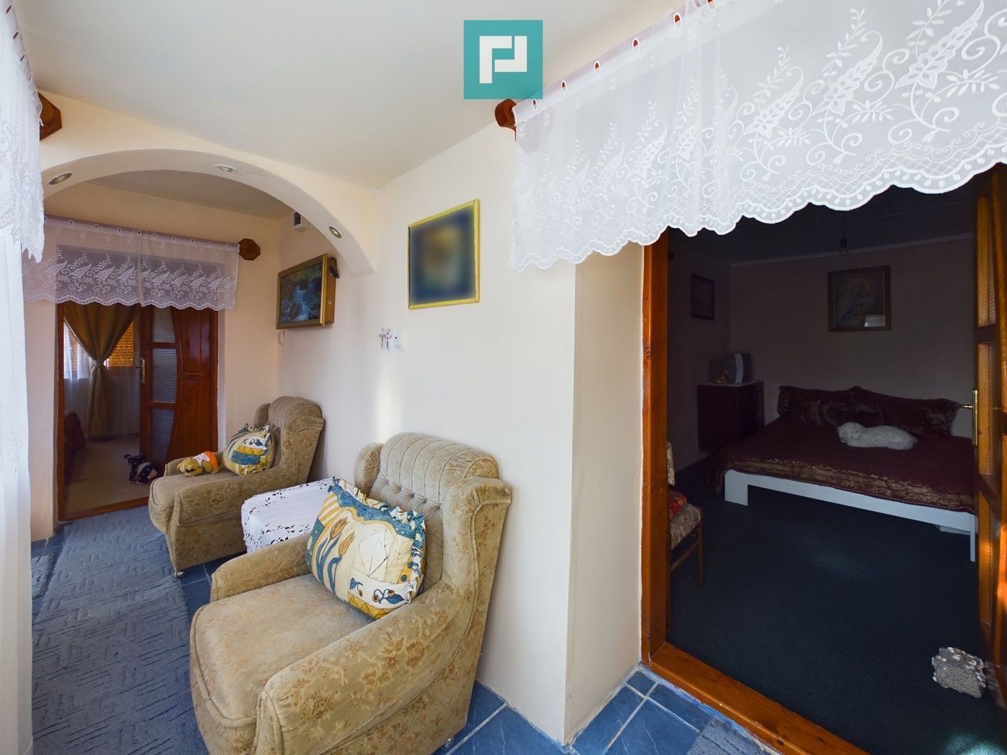 Casă cu front stradal generos Șeitin, județul Arad - Poză 8