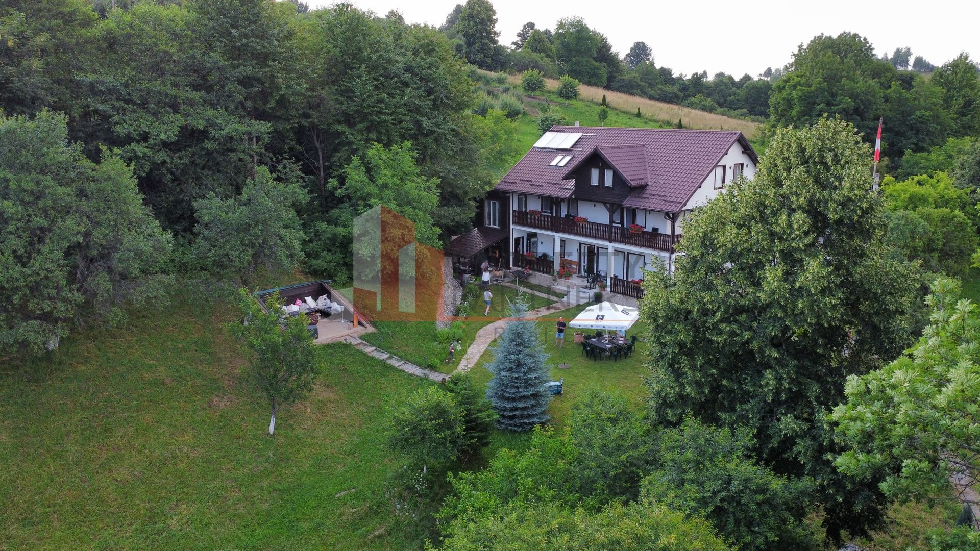 Vilă 340 mp Bran | Teren 5500 mp | 6 dormitoare cu băi proprii - Poză 38
