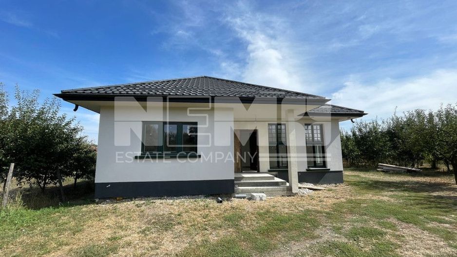 CASA CU 11 ARI TEREN - DRUM PRIVAT - LIVADA - Poză 1