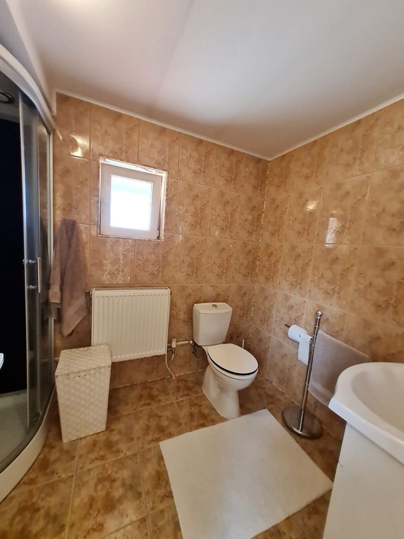 Casă cu teren generos pretabila pentru afacere - Poză 15