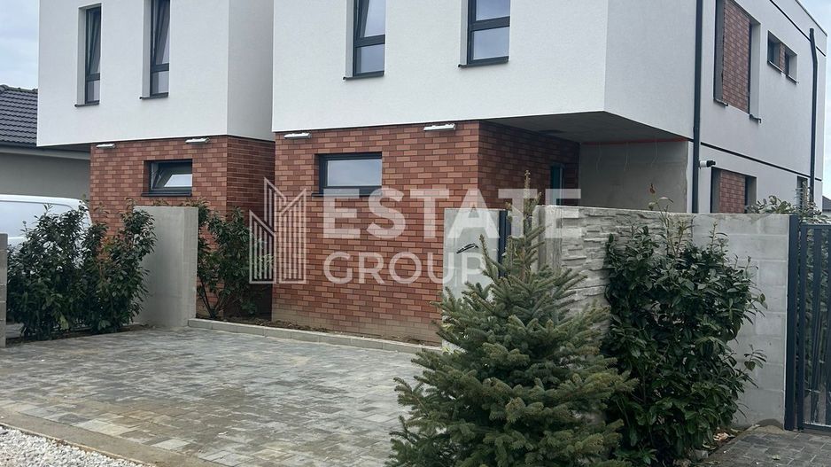 Duplex cu 4 camere despartit prin casa scarii in Mosnita Noua - Poză 1