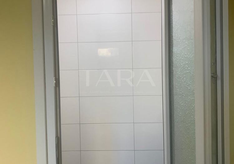 Garsonieră renovată cu baie proprie – zona Hotel Royal, - Poză 2