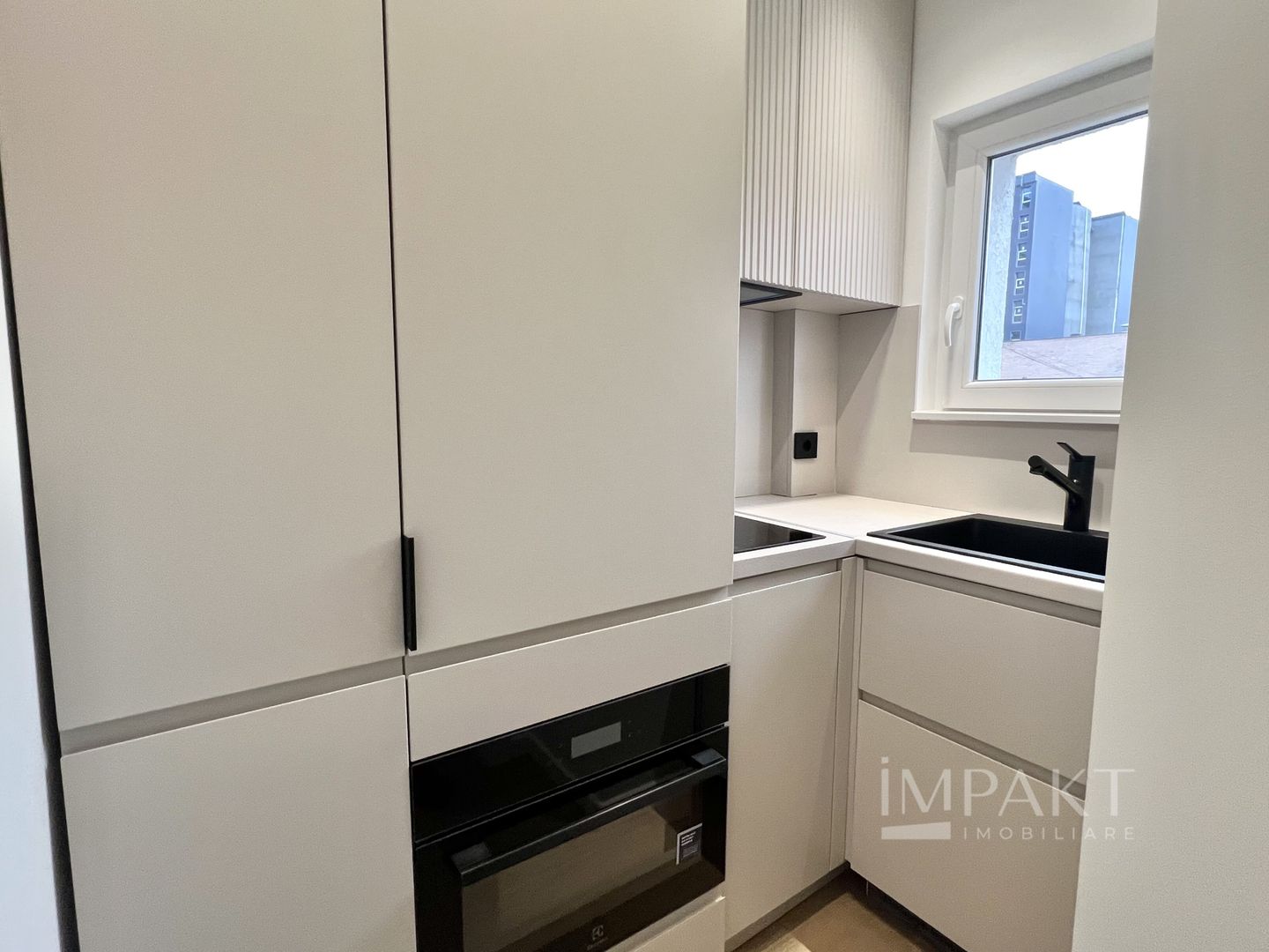 Apartament modern, recent renovat cu boxa si loc de parcare in centrul orasului! - Poză 6