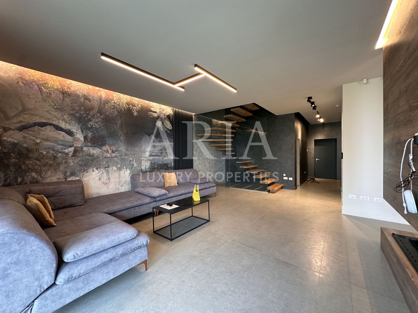 SMART VILLA - POOL - LUXURY GATED COMMUNITY - NEAR THE FOREST - Poză 1