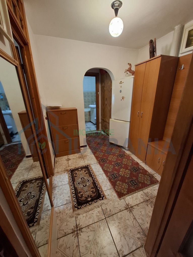 Apartament cu 2 cam D Dacia peste stradă de Biserică - Poză 1