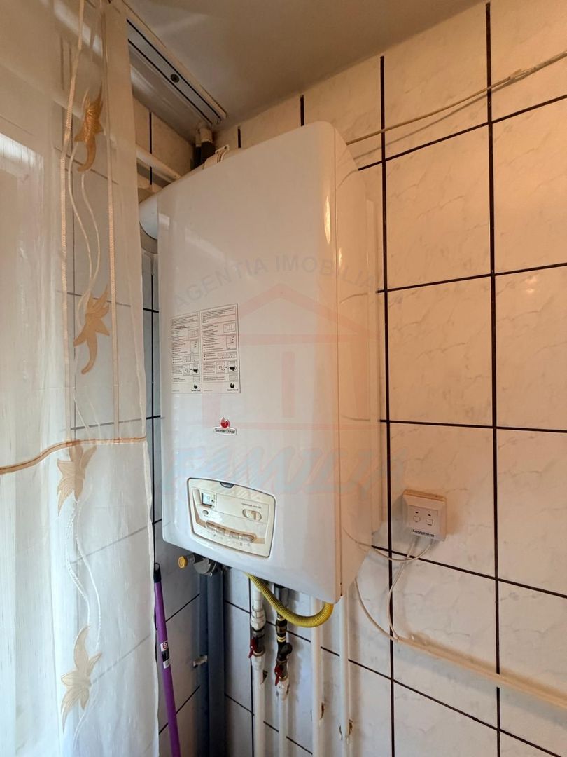 Vanzare apartament cu 4 camere in Micro 13, etaj 3, pret 65 000 euro - Poză 2