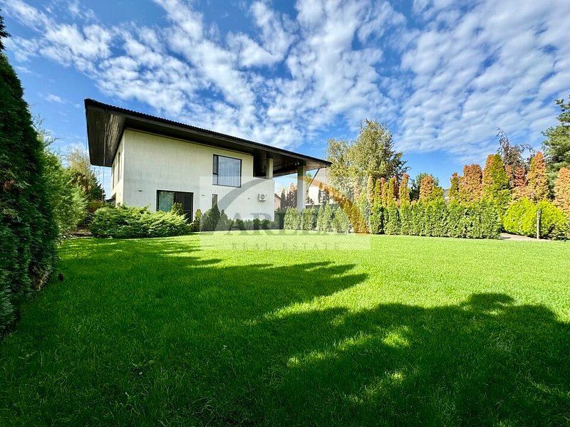 Vila lux de vanzare in cel mai dorit complex din Erou Iancu Nicolae-locatie rara - Poză 2